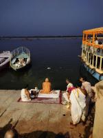 HH Swamiji performs Ganga Arati at Raja Ghat (26.03.2025)